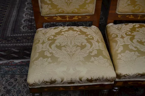 Sei sedie-poltrone stile olandese in tessuto damascato, color oro - Anteprima 4