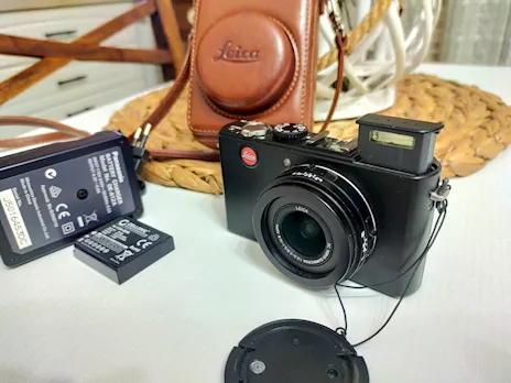 Leica D-Lux 4 con borsetta di pelle e due batterie