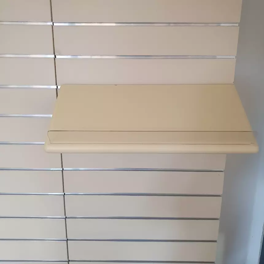 Foto 2Regalo per chiusura negozio mensole