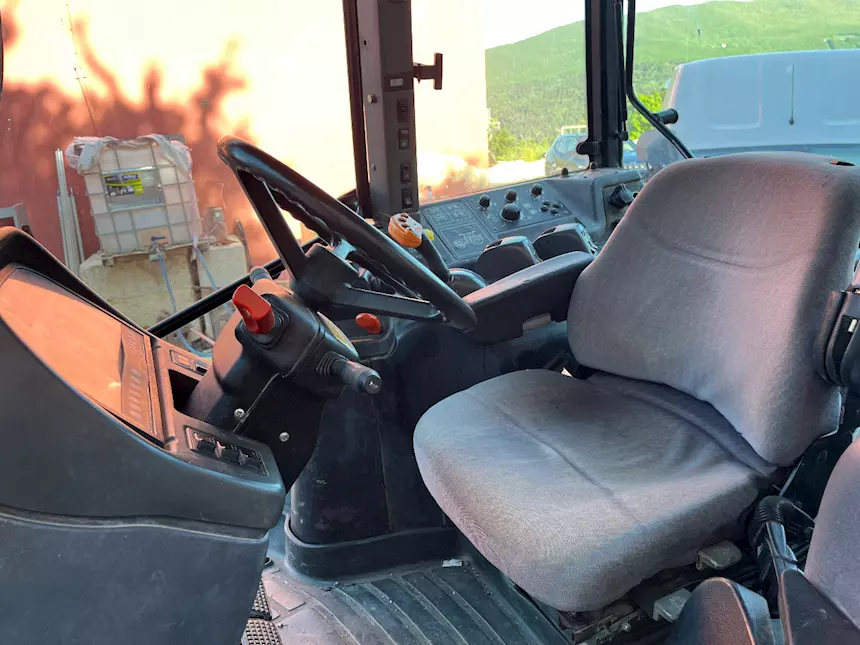 Foto 2Trattore usato Marca New Holland, mod. T190