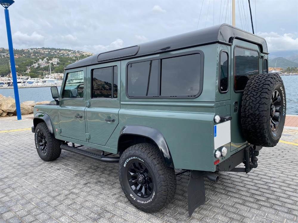 LAND ROVER Defender