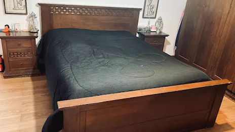 Camera matrimoniale in noce nazionale