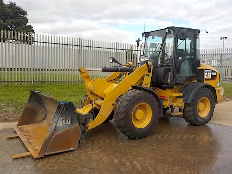 2015 CAT 908M pala gommata