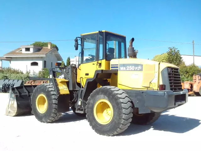 Foto 2Pala gommata usata marca Komatsu WA250PZ-5 Anno 2008 Ore 7600, in buone condizioni