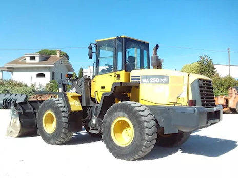 Pala gommata usata marca Komatsu WA250PZ-5 Anno 2008 Ore 7600, in buone condizioni - Anteprima 2
