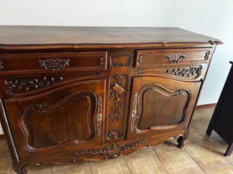 Credenza in mogano intarsiata a mano