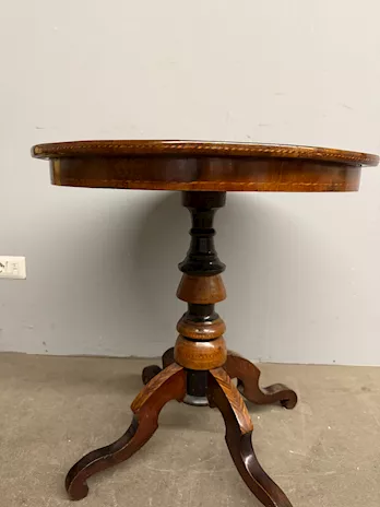 Antico tavolinetto rotondo intarsiato - Anteprima 2