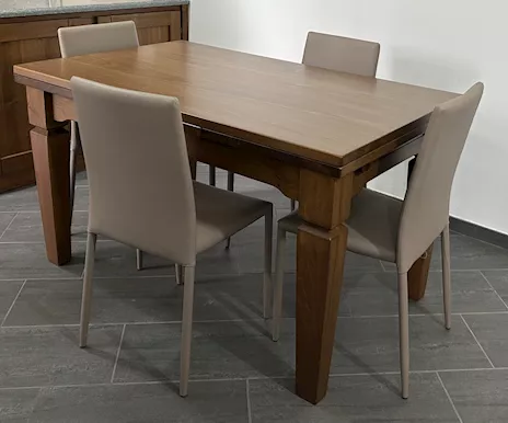 Tavolo in legno massiccio allungabile