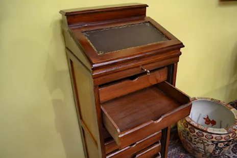 Schedario a serrandina con piano di scrittura in ecopelle, in legno - Anteprima 6