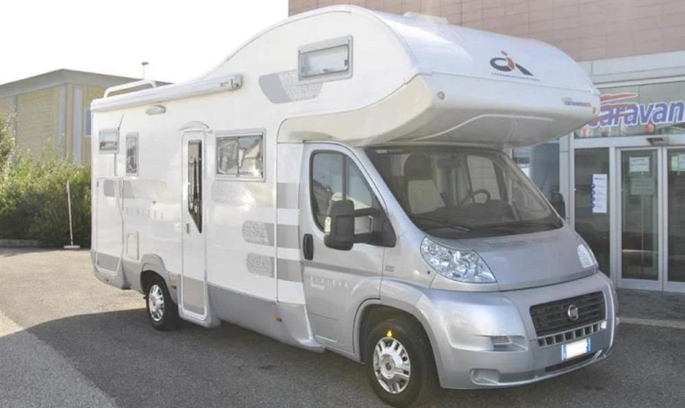 Camper Mansardato Caravans International Riviera Garage