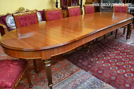 Tavolo da pranzo ovalino allungabile fino a 350 cm.