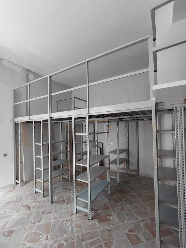 Soppalco in ferro con scale e scaffali - 24622, colore standard