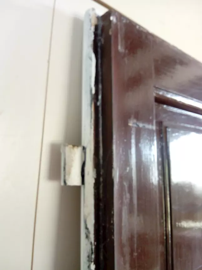 Foto 5Portone in legno di Pino a 2 ante con pannello interno lacca, ottime condizioni