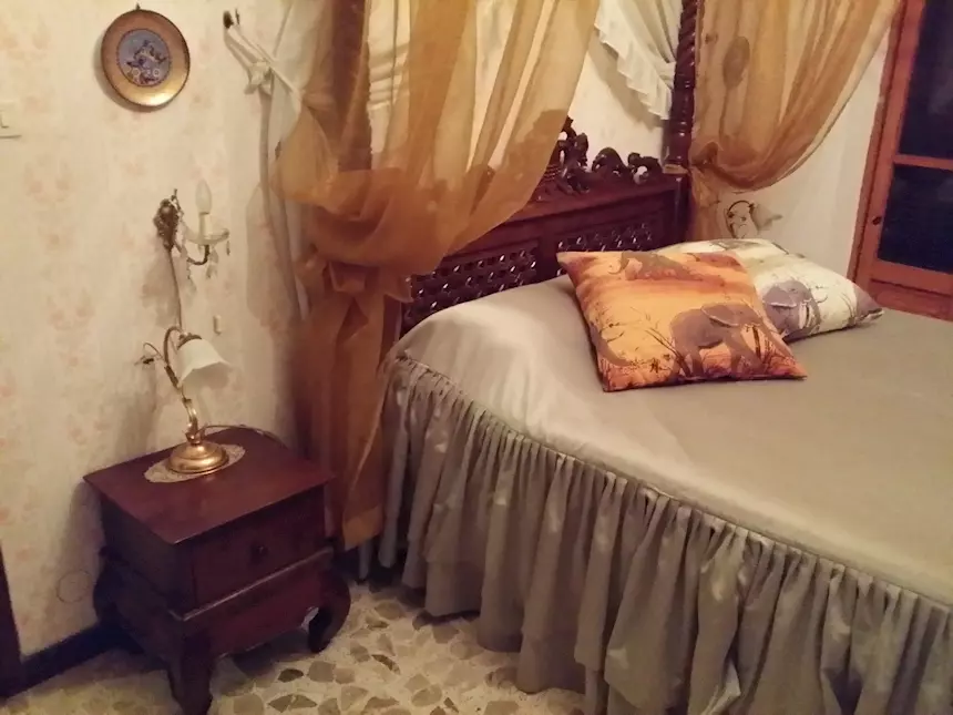 Foto 2Letto a baldacchino, materasso ortopedico e rete motorizzata, in legno massello