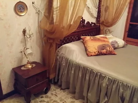 Letto a baldacchino, materasso ortopedico e rete motorizzata, in legno massello - Anteprima 2
