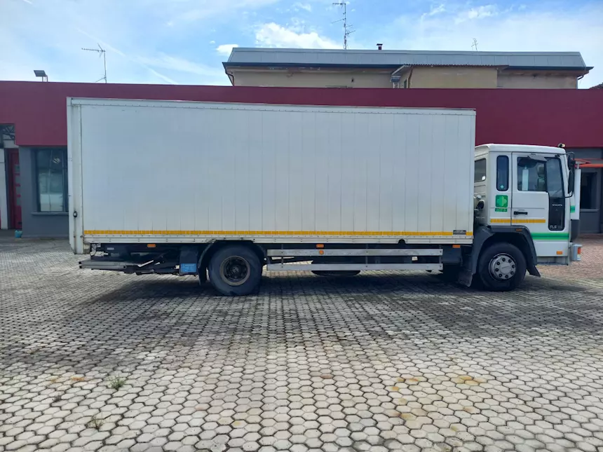 Foto 4 Volvo FL8 per ambulanti Furgone Anno 1995 Km 385954, colore bianco
