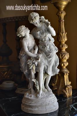 Antica statua in porcellana fanciulle con fiori di M. Moreau
