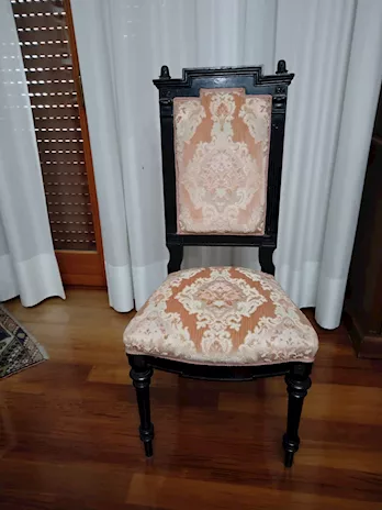Sedia antica imbottita