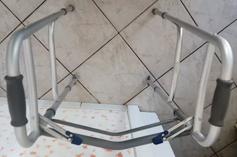 Deambulatore regolabile e richiudibile pieghevole in alluminio - Anteprima 6