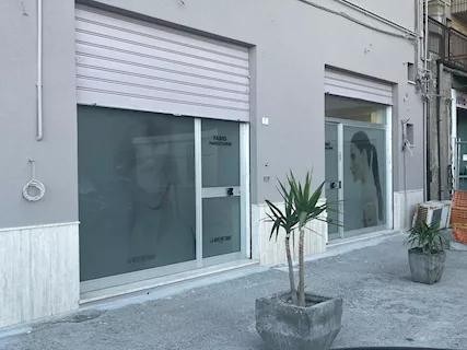 130mq locale commerciale via Pietraperzia, 2 vetrine, 2 bagn