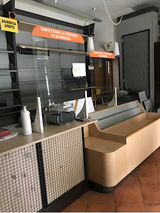 Bancone negozio e scaffalature: seminuovi