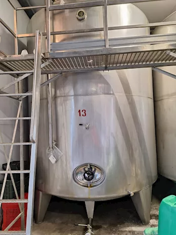 Salvo venduto - N.10 serbatoi inox da hl 220 su gambe