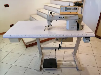 Macchina industriale professionale per cucire lineare