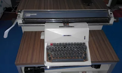 Macchina da scrivere olivetti