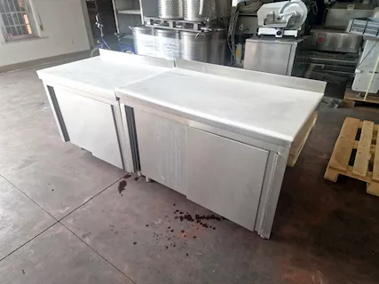 Due tavoli inox per macello usati