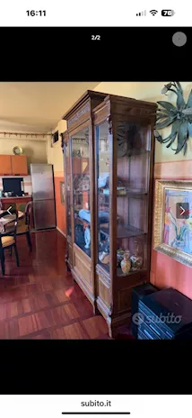 Credenza in legno per oggetti da collezione/stoviglie