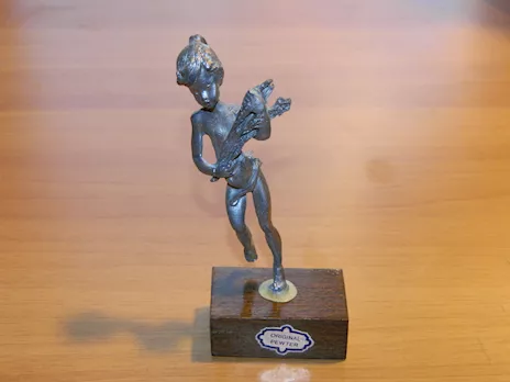 Statuine vintage ragazzo con legna e grano in peltro