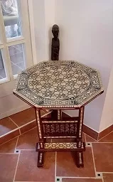 Tavolo pieghevole vintage. Intarsi in madreperla