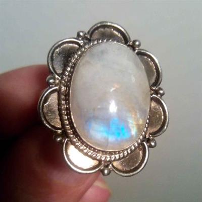 Anello con grande pietra di luna