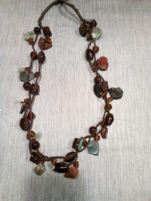 Collana in stoffa e collana in pietre, colore marrone - Foto 3