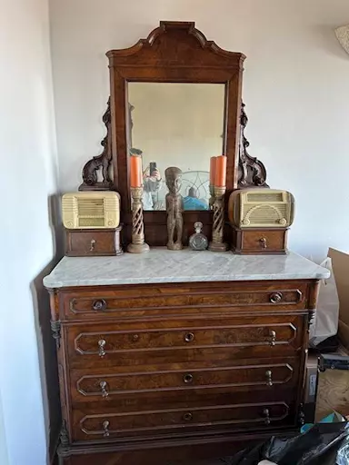 Como con cassettiera in legno e piana in marmo e specchiera