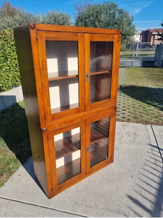 Graziosa credenza a due ante