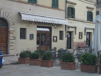 Bar nel Centro Della Piazza di Cetona