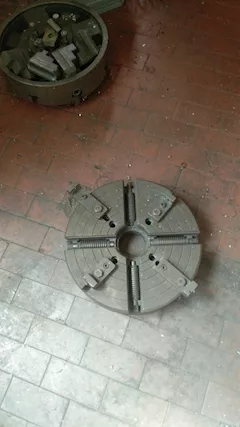 Contenitori in ferro e scaffali
