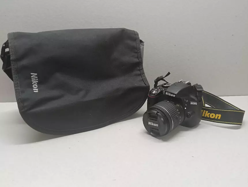 Nikon D3300 con obiettivo. Come nuova