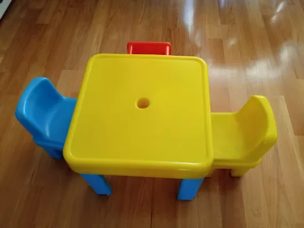 Tavolino Chicco giallo con gambe azzurre e due sedie gialla