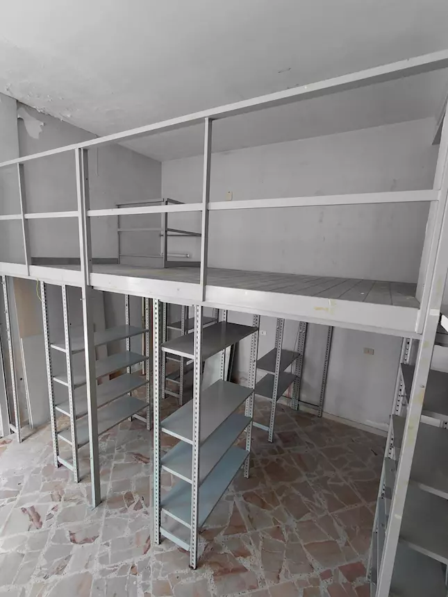 Foto 2Soppalco in ferro con scale e scaffali - 24622, colore standard