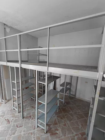 Soppalco in ferro con scale e scaffali - 24622, colore standard - Anteprima 2