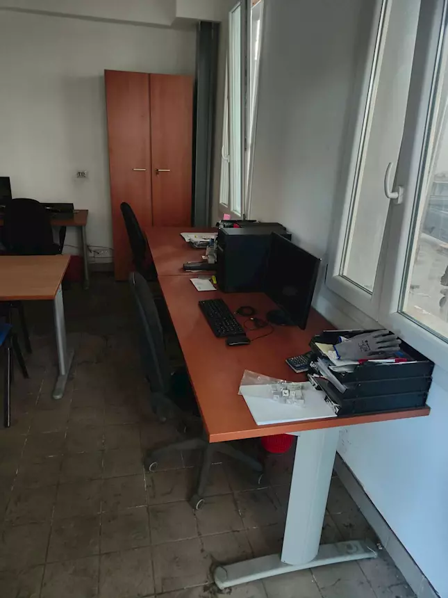 Foto 2 Scrivanie e mobili da ufficio in svendita da fallimento, ottime condizioni