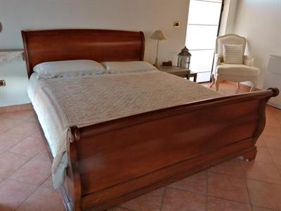 Letto matrimoniale a barchettone, color noce, in legno massello - Foto 4