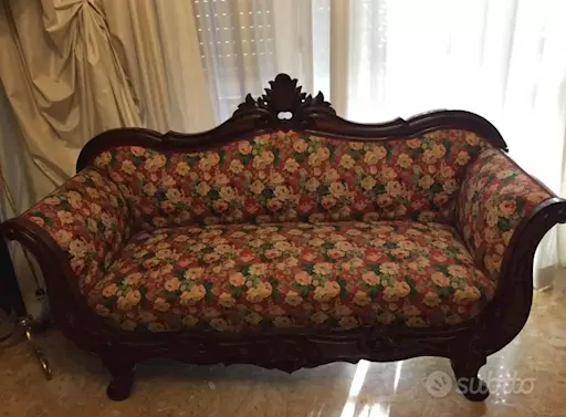 Divano a barchetta dell’800