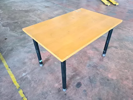 Tavolo in legno da arredamento usato