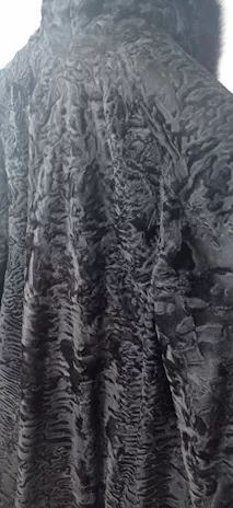 Pelliccia a cappotto di astrakan nero