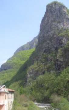 Ponti di Nava, centrale porzione di casa rurale su 3 livelli