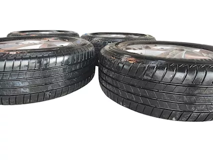 4 ruote complete in lega da 16 pollici Dacia Duster