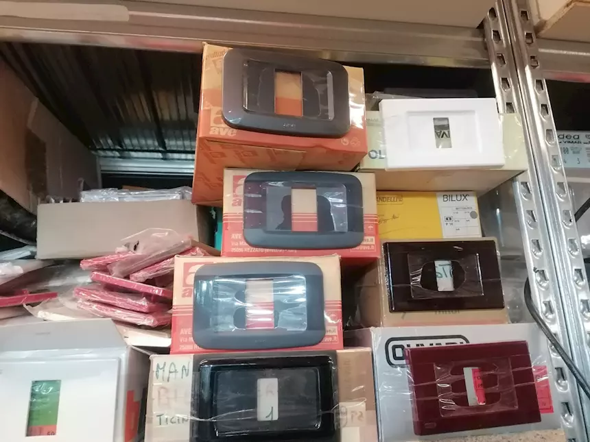 Foto 4Placche per Prese Elettriche e Interruttori - 24194, tipologia placche singole